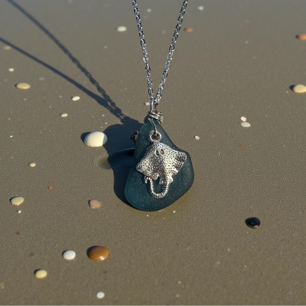 NWT OOAK Handmade Surf Tumbled Sea Glass & Stingray Pendant Necklace